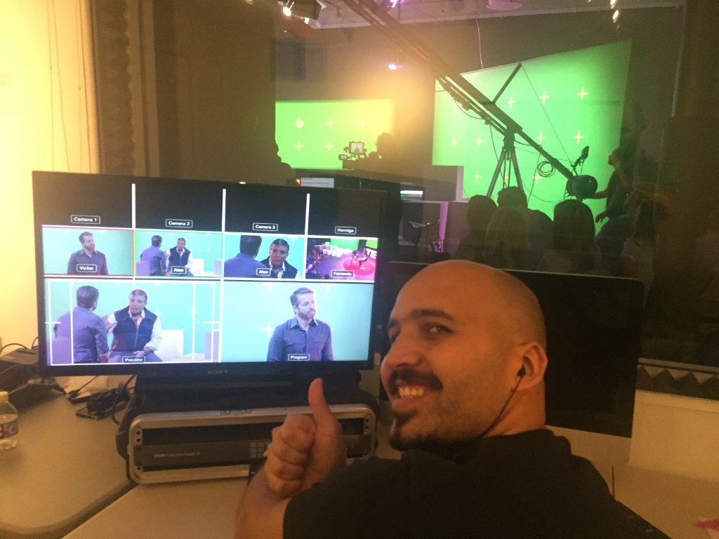 Rafa Velasquez Stanbury dirigiendo en el set de Soy TED