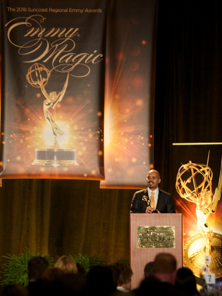 Rafa Velasquez Stanbury recibiendo el Emmy de NATAS por Soy TED